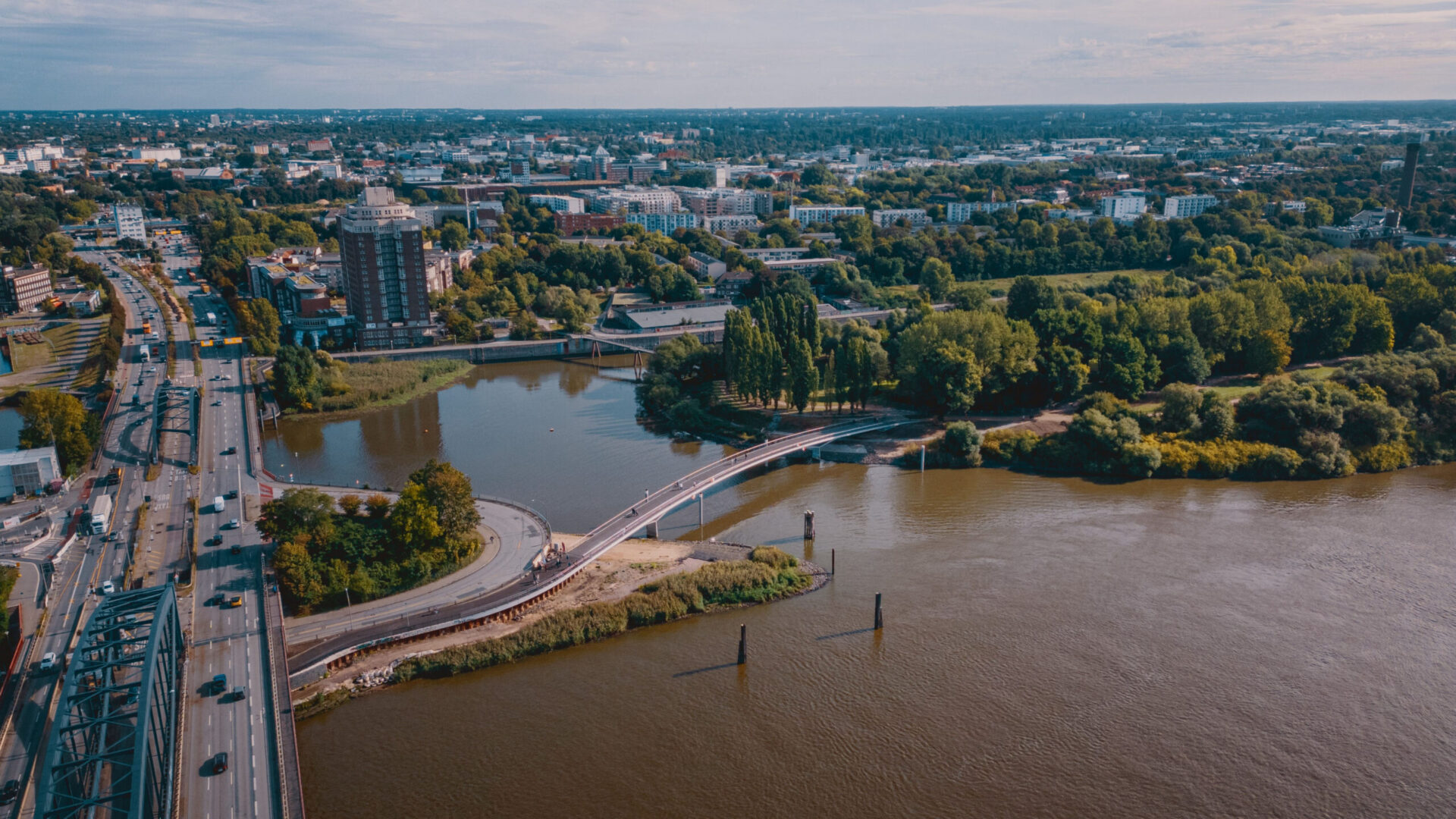 Luftbild der neuen Brücke mit Rothenburgsort im Hintergrund