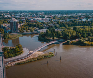 Luftbild der neuen Brücke mit Rothenburgsort im Hintergrund