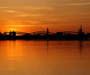 Sonnenuntergang hinter den Elbbrücken und Hamburger Hauptkirchen